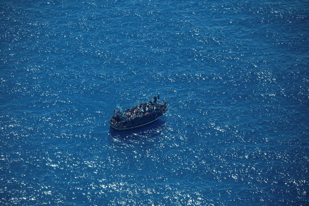 Photo d'un bateau avec des migrants a la derive entre la grece et malte