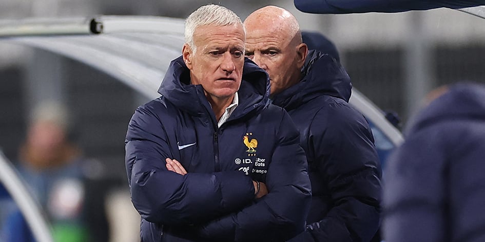 Le sélectionneur de l'équipe de France Didier Deschamps, était aux côtés l'entraîneur adjoint de la France Guy Stephan, pendant le match de football de l'UEFA entre la France et Israël, le 14 novembre 2024.