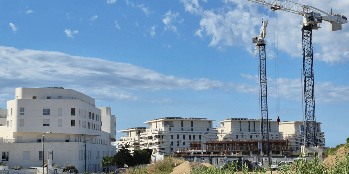 Au premier semestre 2025, les volumes restent à des niveaux historiquement bas, mais les mises en vente augmentent de 70 % par rapport au premier semestre 2024, et même de 135 % pour la seule ville de Montpellier.