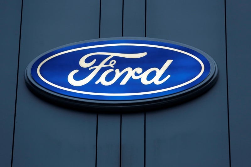 Ford tire sur ses lignes de credit, suspend le dividende