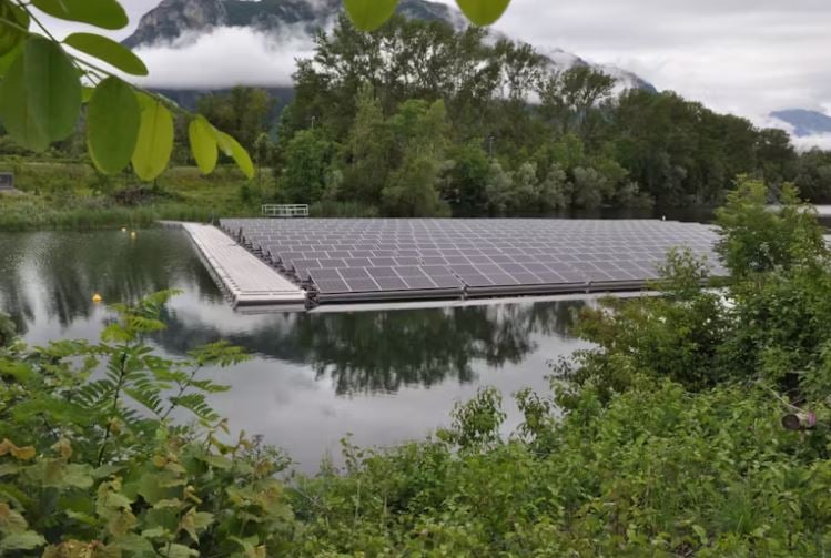 Le parc solaire flottant d'Enercoop produira l'équivalent de la consommation moyenne annuelle de 80 foyers.