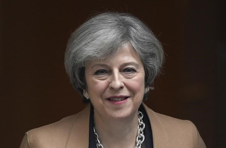 Pas au gouvernement de dire aux femmes comment s'habiller, dit may