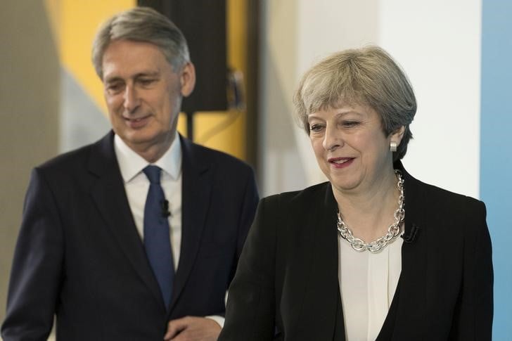 Des ministres de may souhaitent voir hammond la remplacer