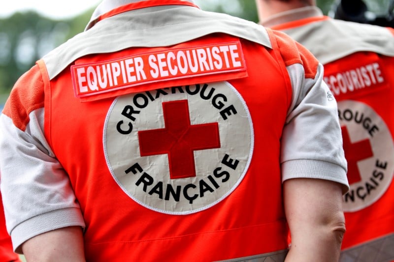 La croix-rouge porte plainte pour diffamation contre yann moix