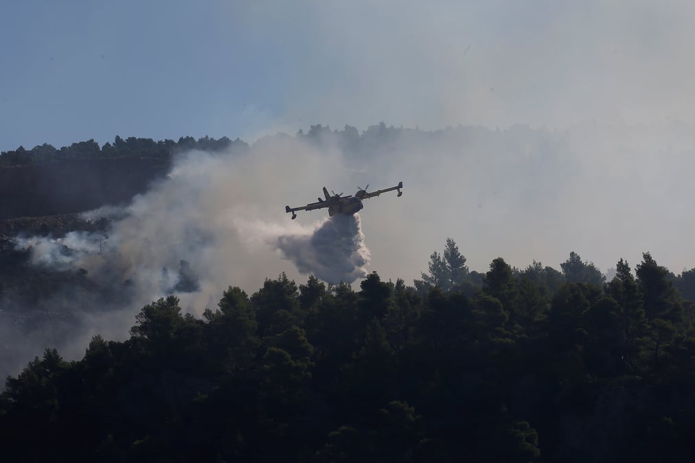 L'ile grecque d'eubee en proie a un incendie, habitants evacues