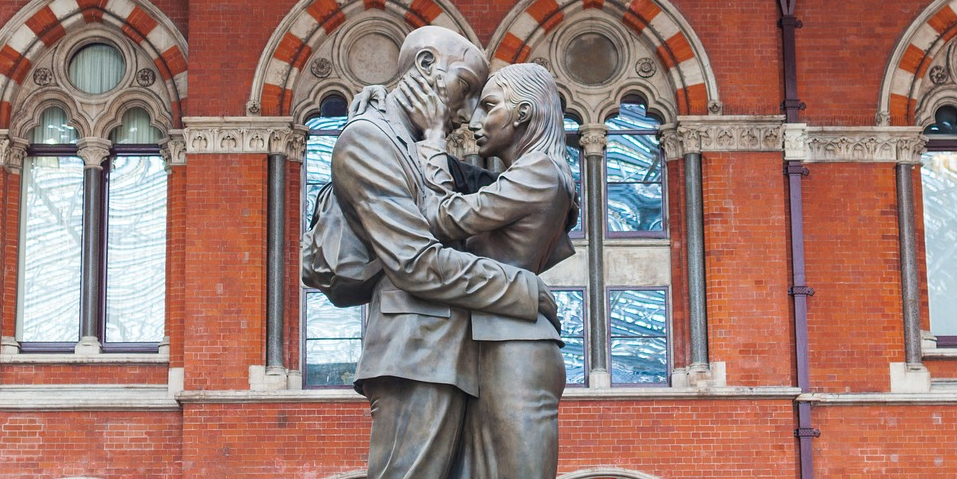 La statue en bronze "The meeting place", réalisée par Paul Day, accueille les voyageurs à la gare de St. Pancras International, à Londres.