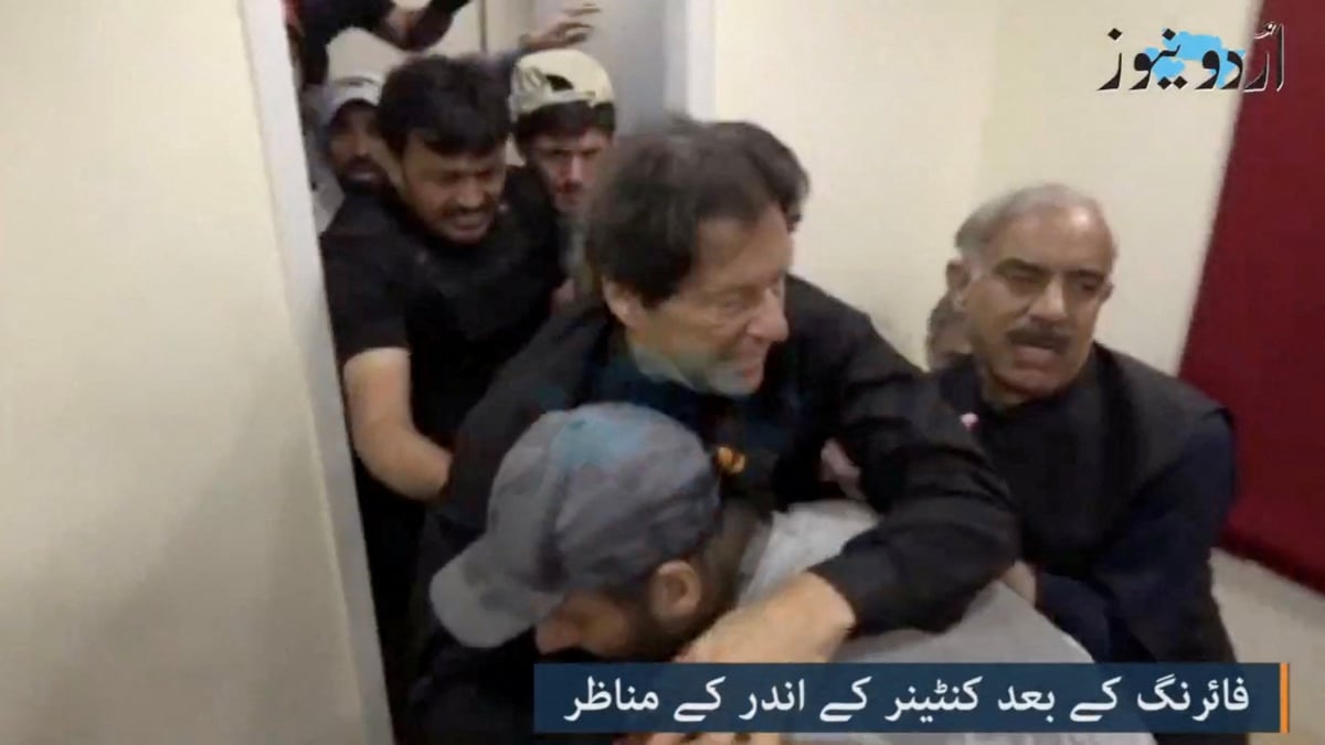L'ancien premier ministre pakistanais imran khan apres avoir ete blesse jeudi apres que son convoi a ete la cible de tirs dans la ville de wazirabad, au pakistan. /image obtenue