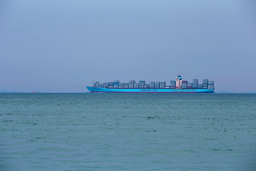 Un porte-conteneurs de la maersk navigue dans le detroit de singapour