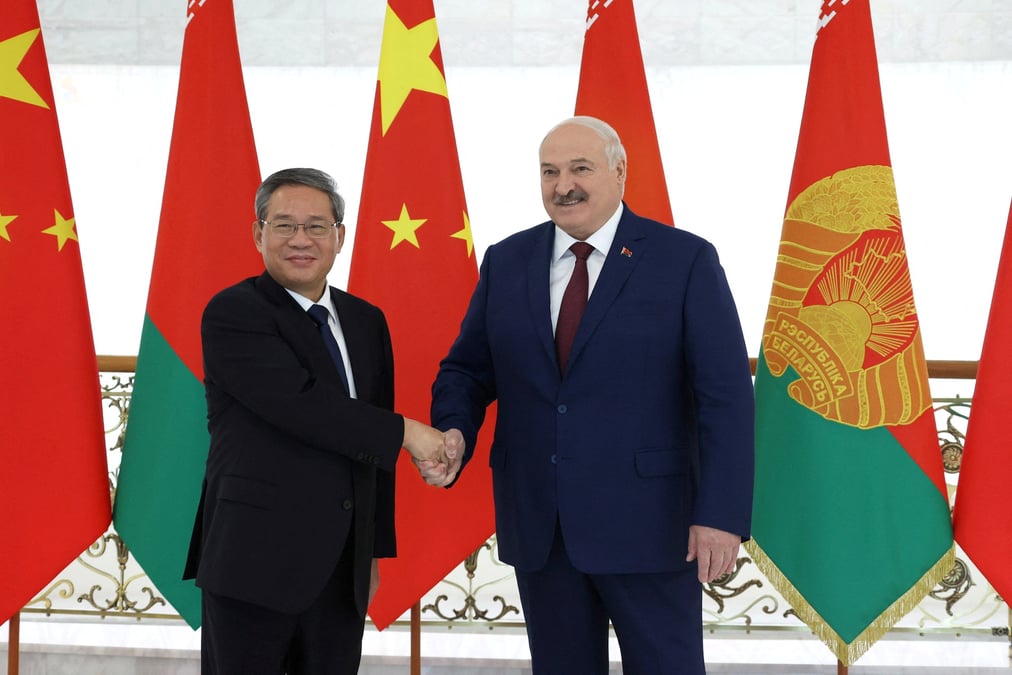 Le president bielorusse alexandre loukachenko rencontre le premier ministre chinois li qiang, a minsk
