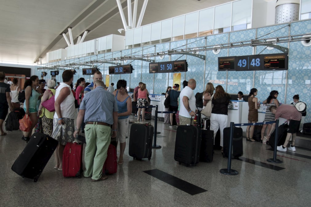 Des milliers de touristes quittent la tunisie