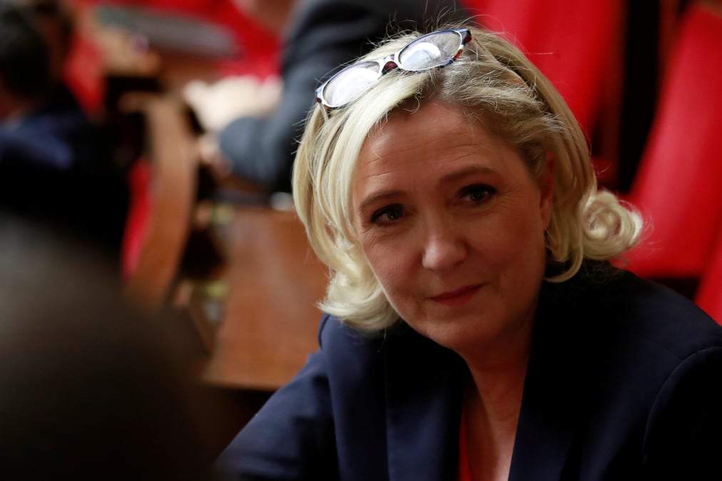 Gilets jaunes: le pen et melenchon reclament des elections anticipees