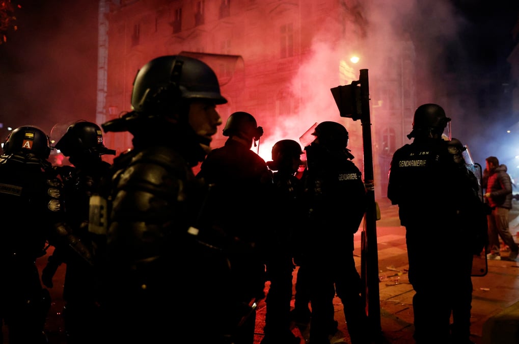 Des policiers pendant les celebrations a paris des fans de l'equipe marocaine de football