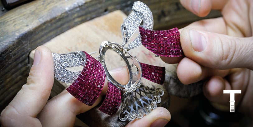 Le joaillier Van Cleef & Arpels a annoncé l’ouverture de deux nouveaux sites de fabrication en 2026, dans la Drôme, à Châteauneuf-sur-Isère, et dans le Puy-de-Dôme, en banlieue de Thiers, avec à la clé la création de quelque 600 emplois au total.