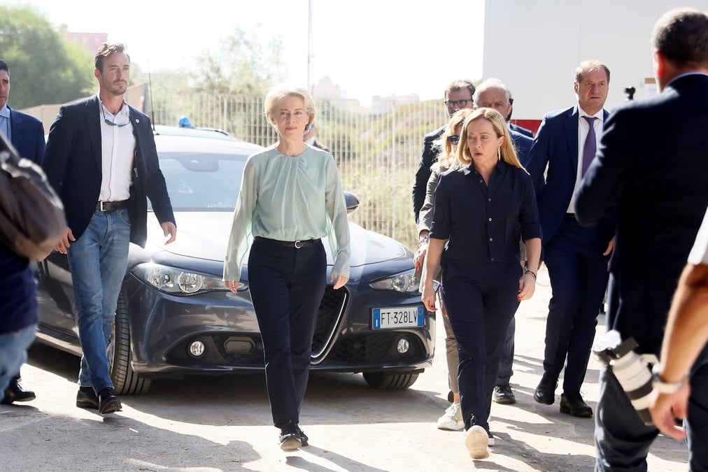 La présidente de la Commission européenne Ursula von der Leyen (à g.) est arrivé sur l'ile de Lampedusa en compagnie de Gorgia Meloni (à dr.), chef du gouvernement italien.