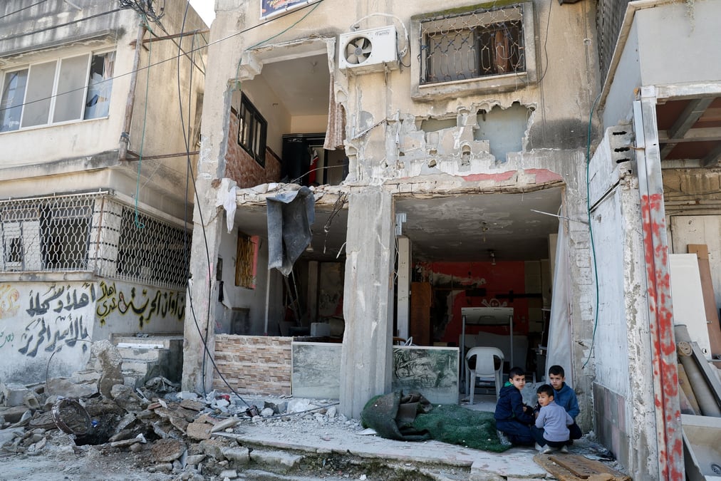 Des maisons endommagees apres un raid israelien, dans le camp de nour chams