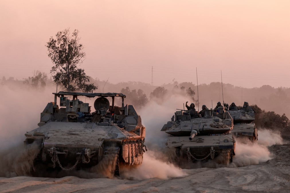 Des vehicules militaires israeliens manoeuvrent pres de la frontiere entre israel et gaza