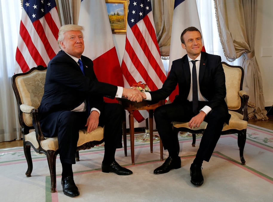 Le president americain donald trump et le president francais emmanuel macron se serrent la main a bruxelles, en belgique.