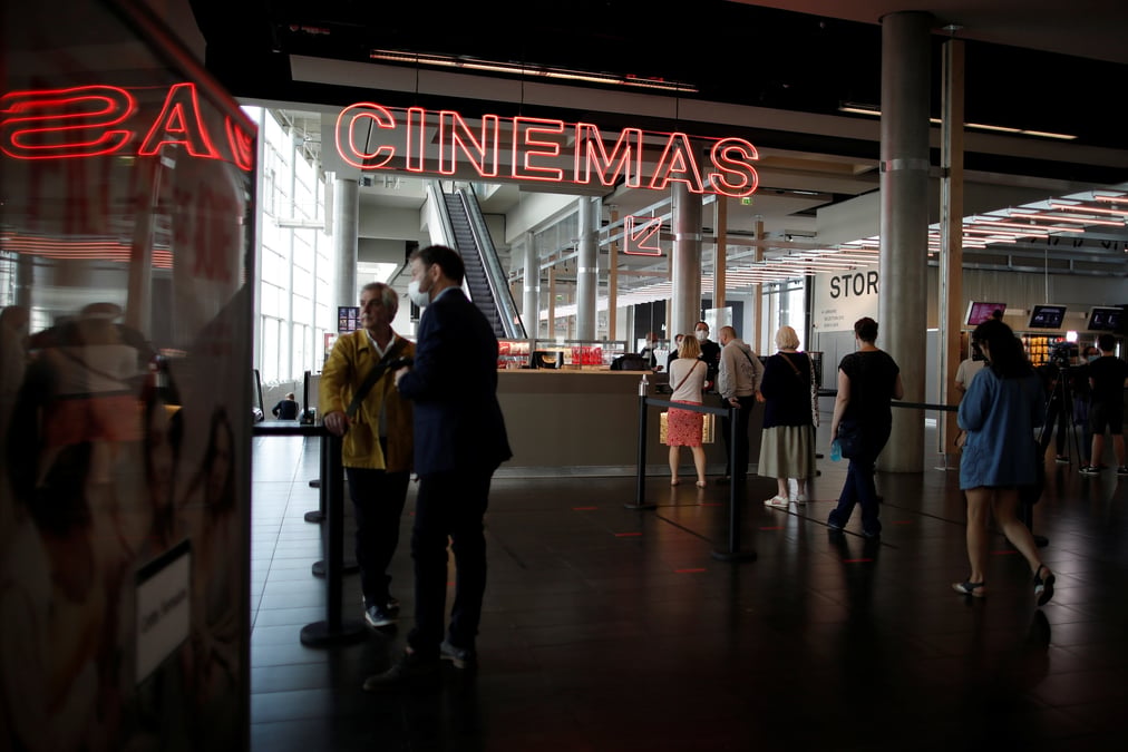 Cinemas et piscines donnent le coup d'envoi de la troisieme phase de deconfinement