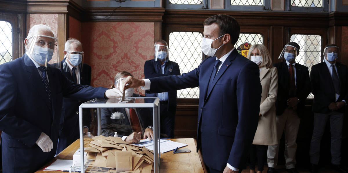 Emmanuel Macron vote lors du second tour des élections municipales 2020
