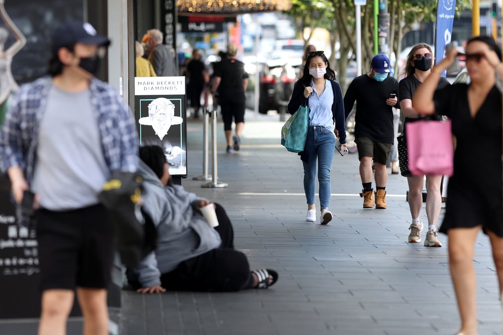 Des personnes marchent dans un quartier commercant a auckland, en nouvelle-zelande