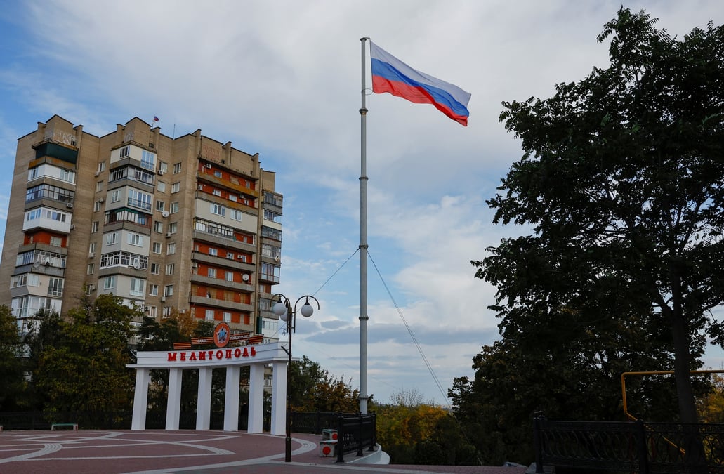 Photo d'archives d'un drapeau russe dans la ville de melitopol