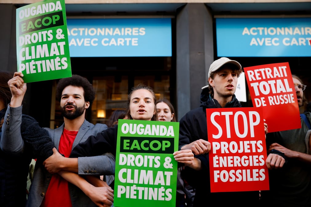 Des militants perturbent la reunion des actionnaires de totalenergies a paris