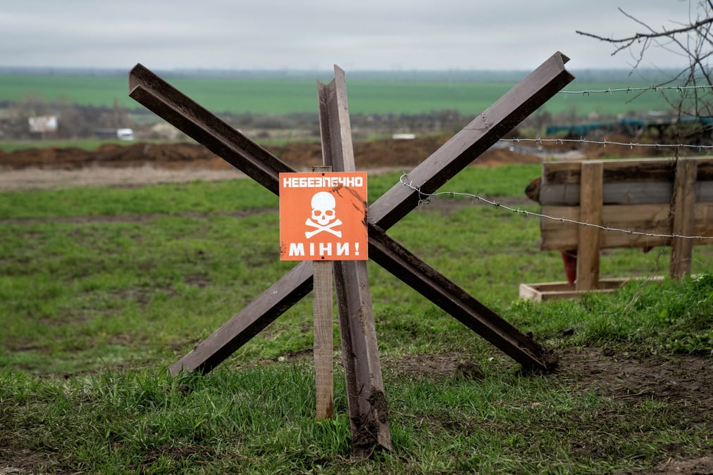 Un panneau avertissant d'un champ de mines a odessa, en ukraine