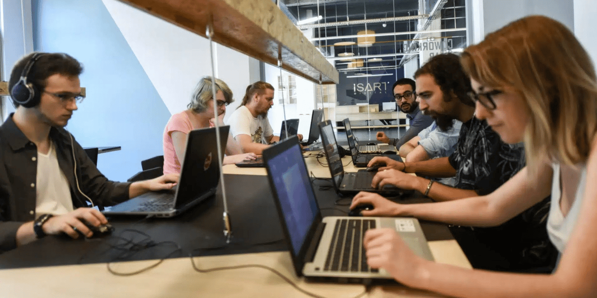 Dans le cadre du dispositif « La Grande Fabrique de l’Image » de France 2030, ISART digital et Simplon se sont associés pour créer des formations jeux vidéo accessibles.