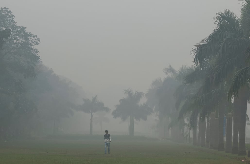 Un homme marche dans le brouillard a new delhi
