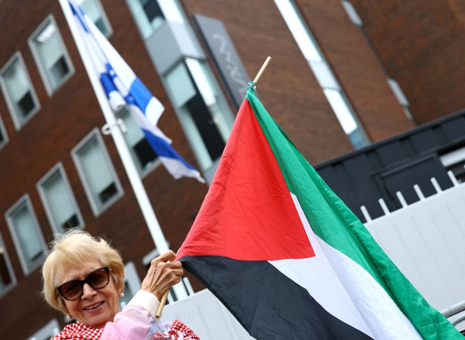 Des manifestants soutenant les palestiniens se tiennent devant l'ambassade d'israel, a dublin