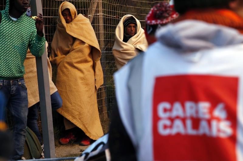 Calais interdit les distributions de repas aux migrants