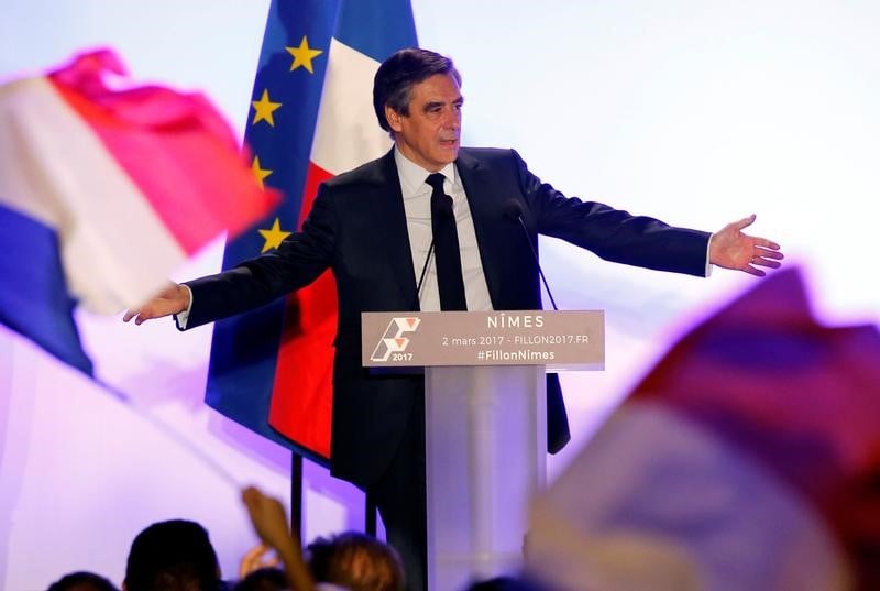Fillon appelle ses partisans "a resister" avec "une force calme"