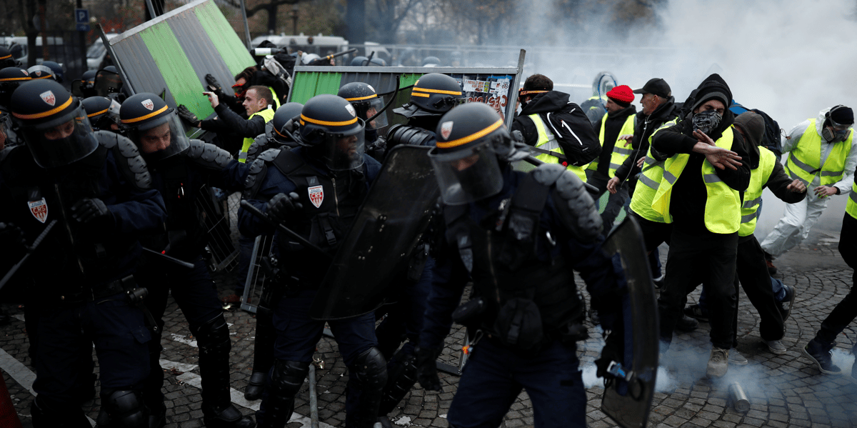Les "gilets jaunes" investissent les champs-elysees, des tensions