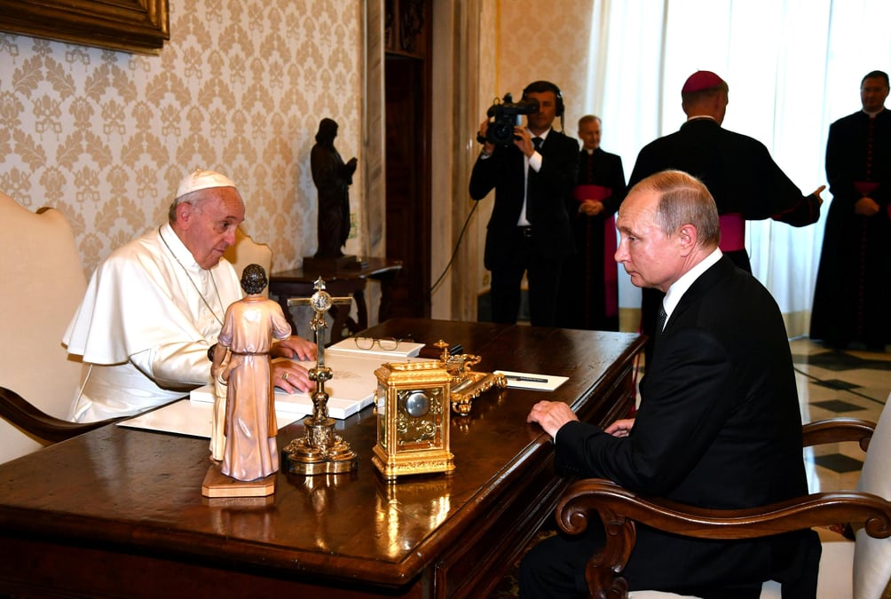 Vladimir poutine s'entretient avec le pape au vatican