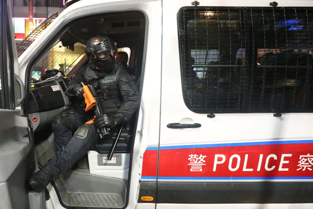 Trente-six arrestations, dont des mineurs, apres les heurts a hong kong