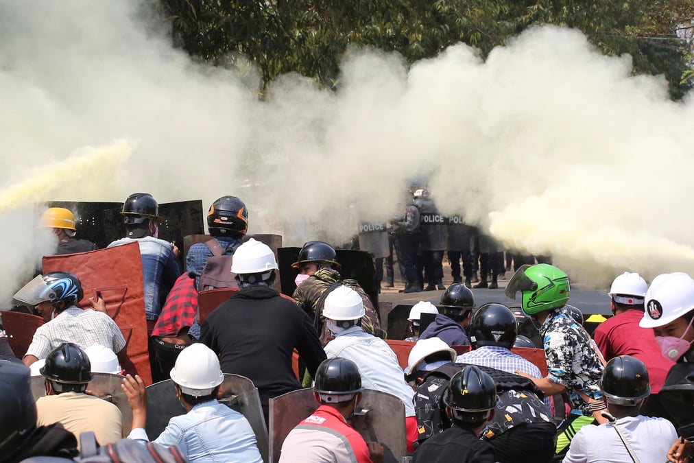 Birmanie: des manifestants encercles par la police dans un quartier de rangoun