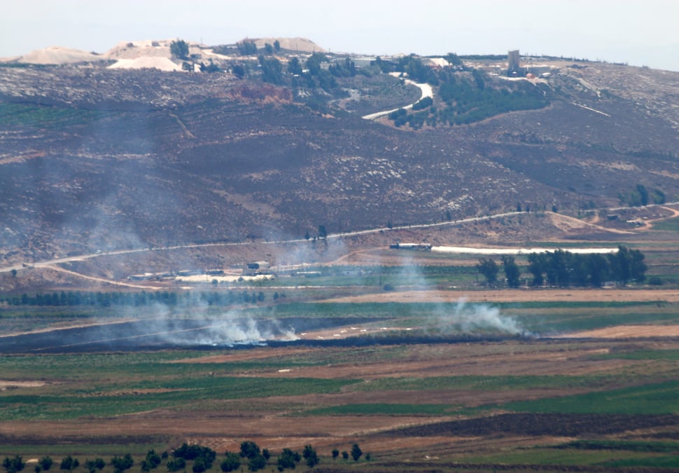 Deux roquettes tirees du liban s'abattent en israel, qui replique