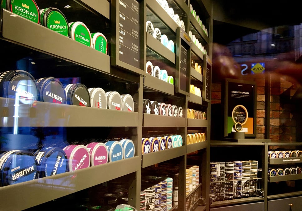 Des boites de tabac en poudre humide "snus" sur les etageres d'un magasin swedish match a stockholm