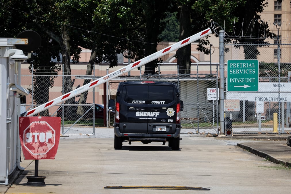 Un fourgon arrive a la prison du comte de fulton a atlanta, georgie, etats-unis