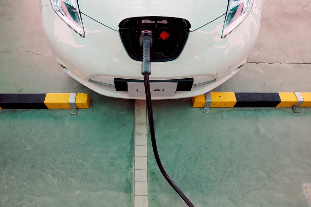 Une voiture electrique est vue en train d'etre rechargee lors de l'ouverture d'une station de recharge commerciale pour ve de la societe d'energie ptt pcl, a bangkok