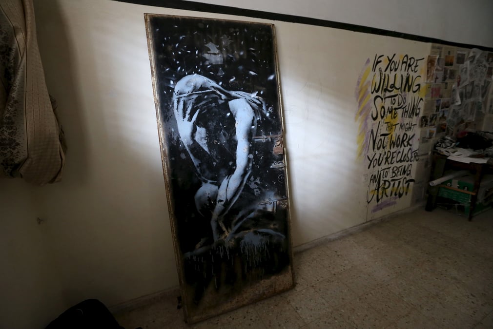 Imbroglio judiciaire autour d'une porte peinte par banksy a gaza