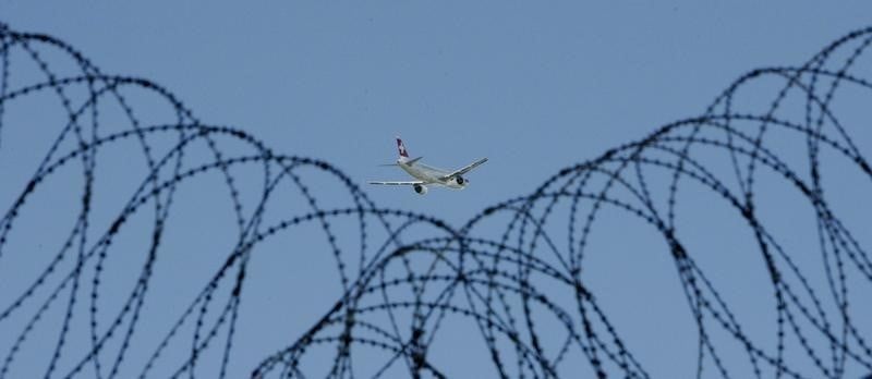 Deux enquetes lancees sur la retention d'enfants a roissy