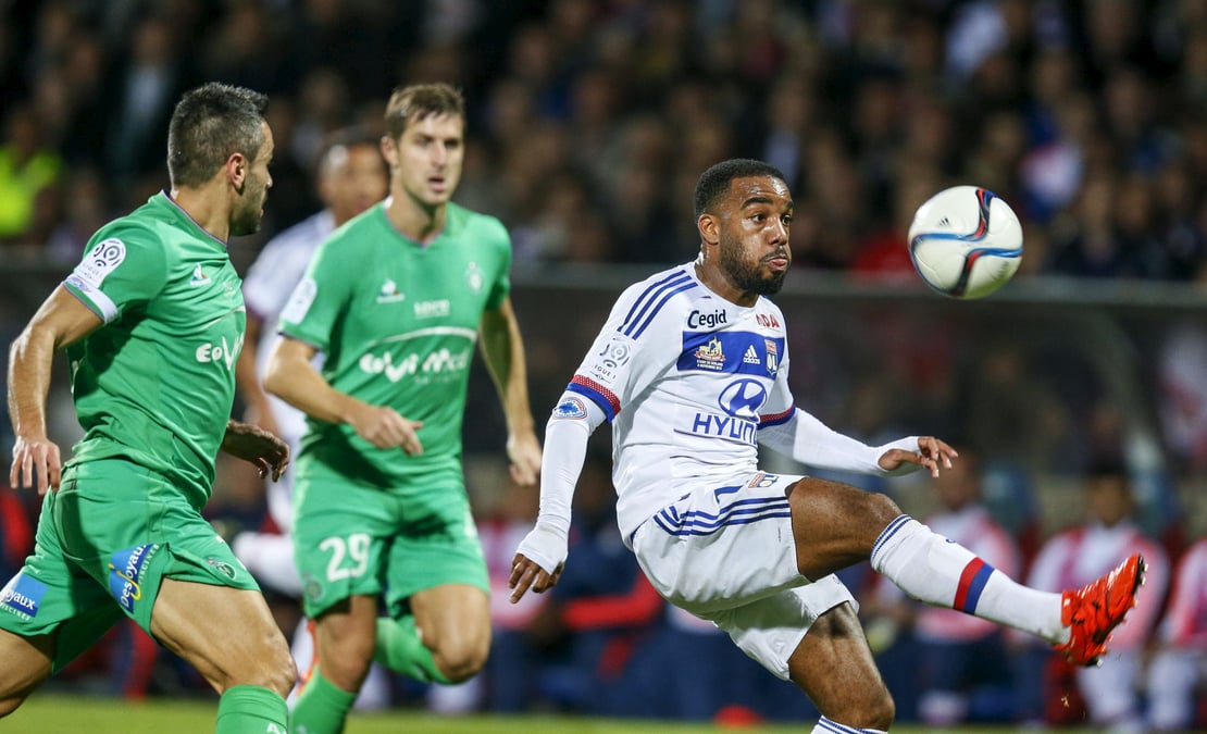 Lacazette offre le derby a l'ol