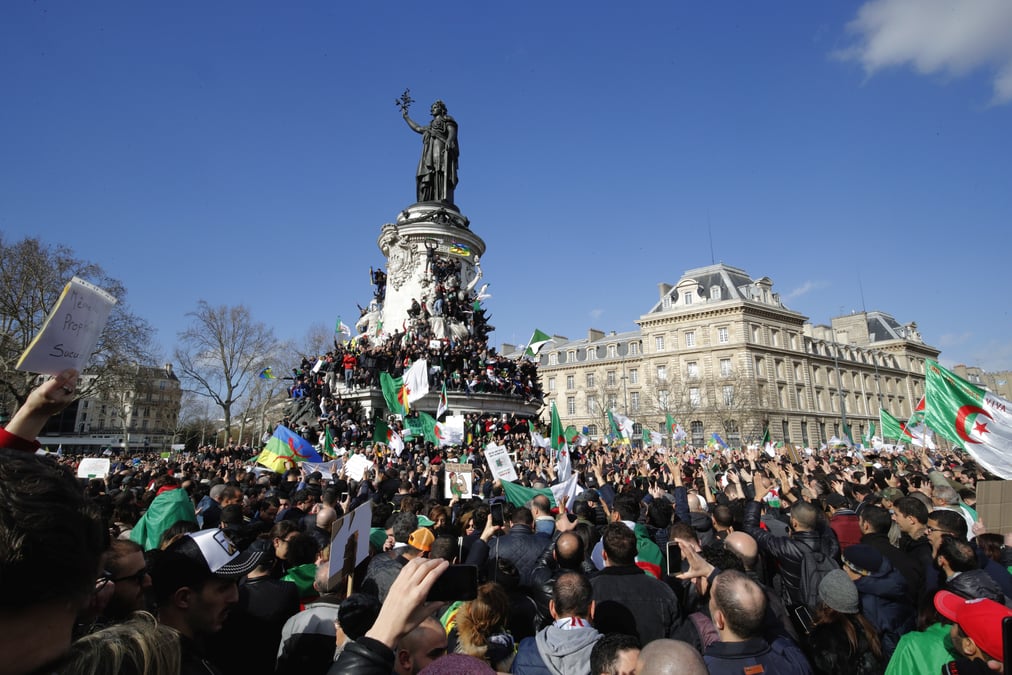 Des milliers d'algeriens ont manifeste en france
