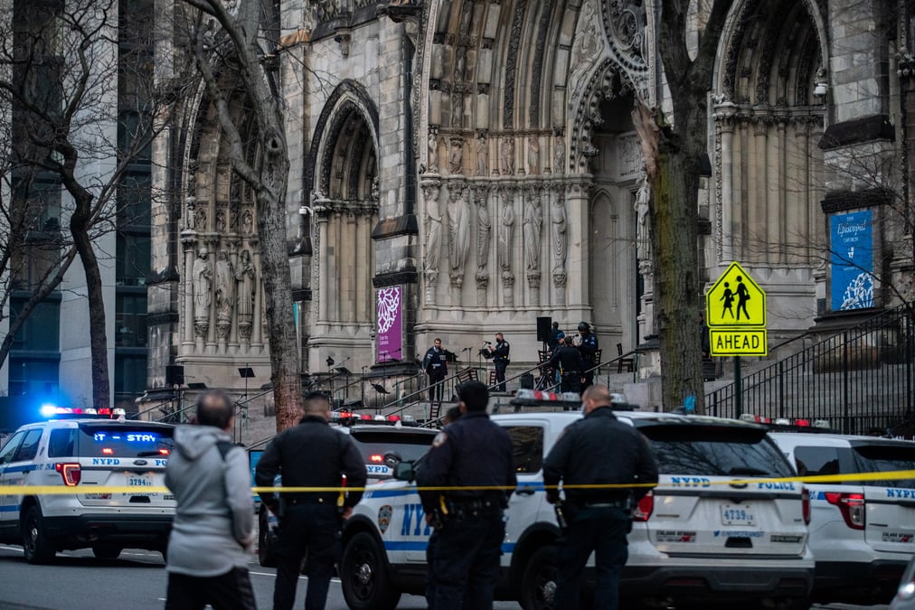 Un homme ouvre le feu devant une cathedrale de manhattan