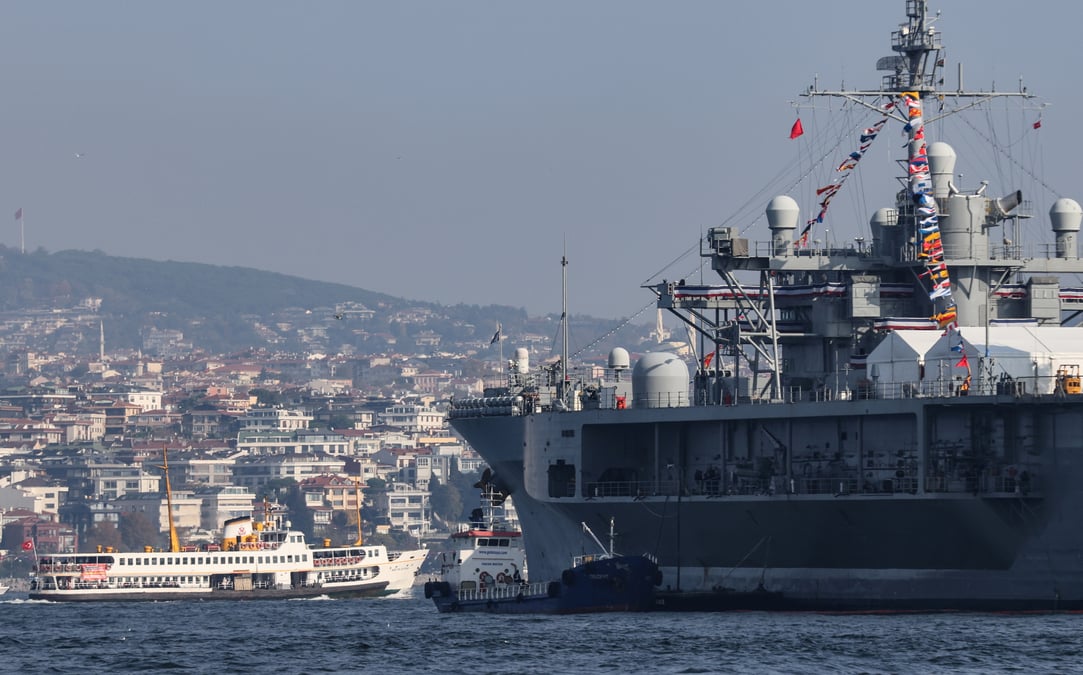 La marine russe met sous surveillance un navire americain en mer noire