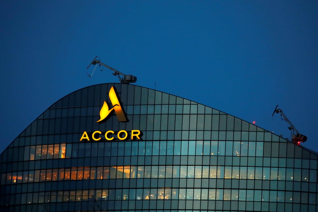 Accor rachete le cabaret parisien le lido, selon les echos