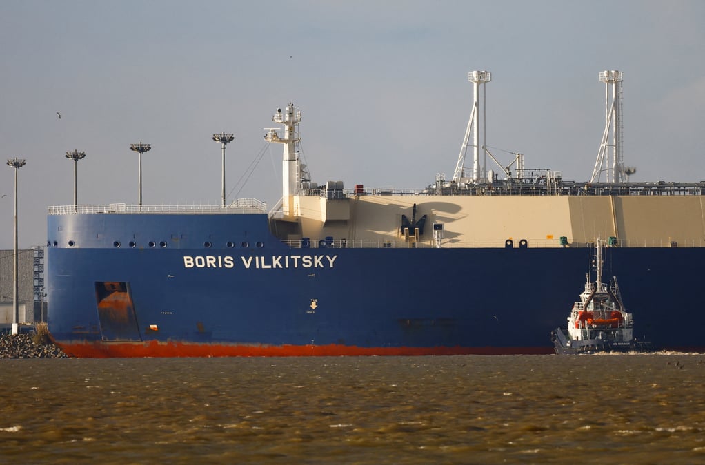 Un navire transportant du gaz russe accoste en france apres avoir ete refoule du royaume-uni