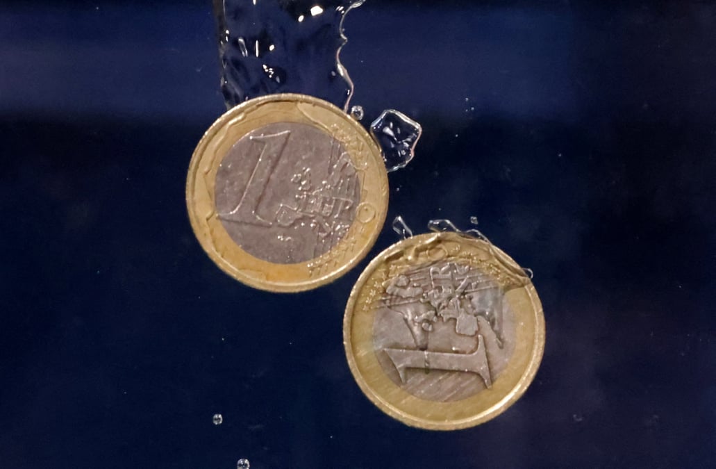 Des pieces en euros plongent dans l'eau