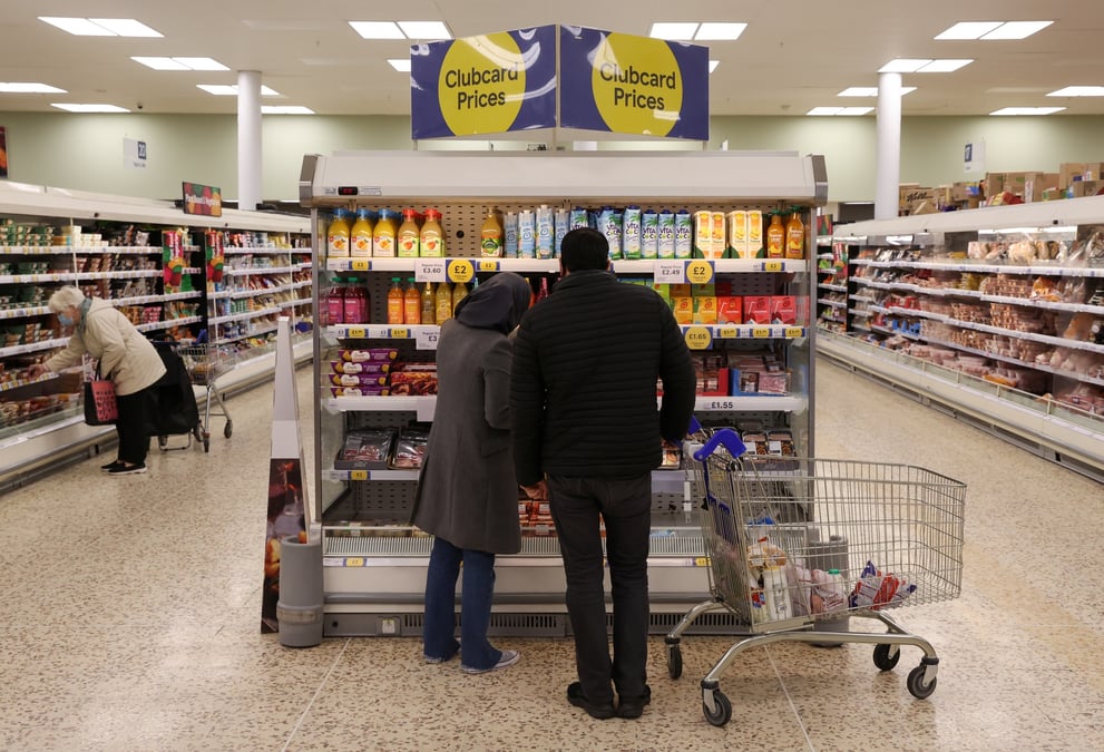 Le signe clubcard a l'interieur d'une succursale d'un supermarche tesco extra a londres